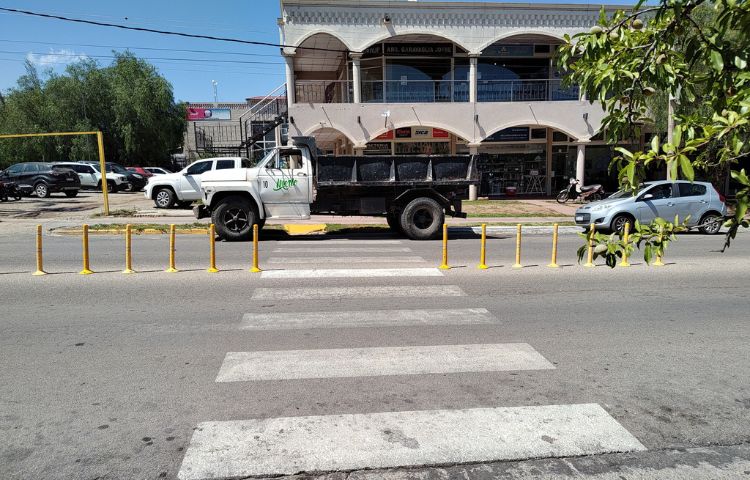 Villa de Merlo: Camión municipal estaciona mal, obstaculiza senda peatonal y rampas para discapacitados.