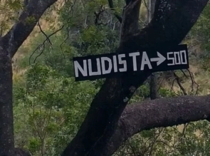 Nudismo en Merlo: apareció un cartel invitando a una hoya nudista