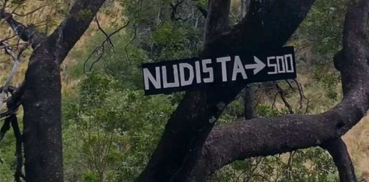Nudismo en Merlo: apareció un cartel invitando a una hoya nudista