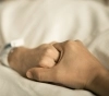 Sujeta la mano de su hijo y mantiene viva la esperanza.