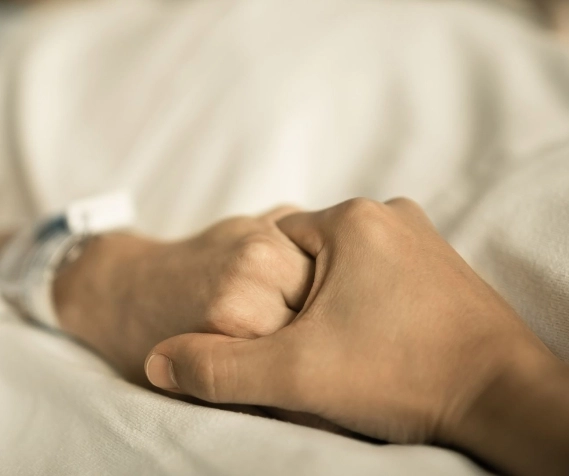 Sujeta la mano de su hijo y mantiene viva la esperanza.