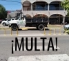 Villa de Merlo: Camión municipal estaciona mal, obstaculiza senda peatonal y rampas para discapacitados.