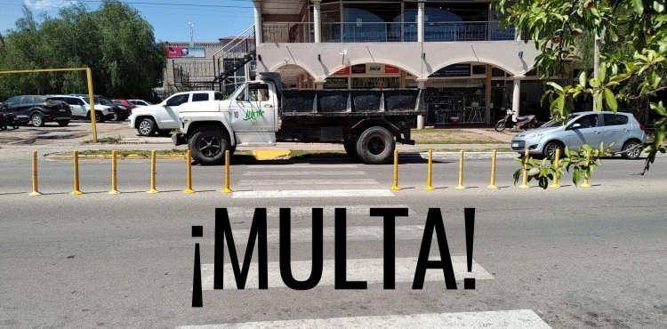 Villa de Merlo: Camión municipal estaciona mal, obstaculiza senda peatonal y rampas para discapacitados.