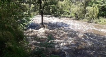 Fuertes lluvias en Merlo y alrededores generan desbordes de arroyos y cortes de tránsito en la zona.