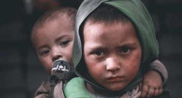Pobreza infantil en Argentina: 8,8 millones de niños y niñas sin derechos básicos.