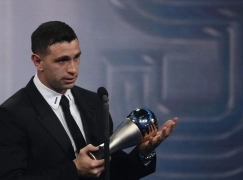 Emiliano "Dibu" Martínez gana el premio The Best de la FIFA al mejor arquero del mundo.