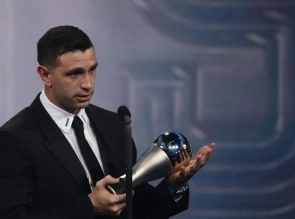 Emiliano "Dibu" Martínez gana el premio The Best de la FIFA al mejor arquero del mundo.