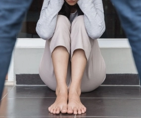 Hombre acusado de abuso sexual contra su hijastra enfrenta cargos y prisión preventiva en audiencia judicial.