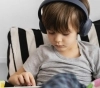 El impacto del uso de auriculares en niños y adolescentes: riesgos y precauciones.