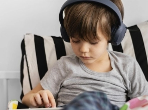 El impacto del uso de auriculares en niños y adolescentes: riesgos y precauciones.