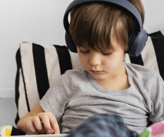 El impacto del uso de auriculares en niños y adolescentes: riesgos y precauciones.