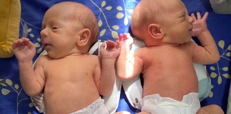 Mamá de gemelos confunde a sus bebés y debe ir a la policía para identificarlos.