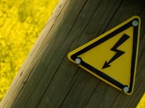 Consejos para evitar accidentes eléctricos en el hogar y en la calle.