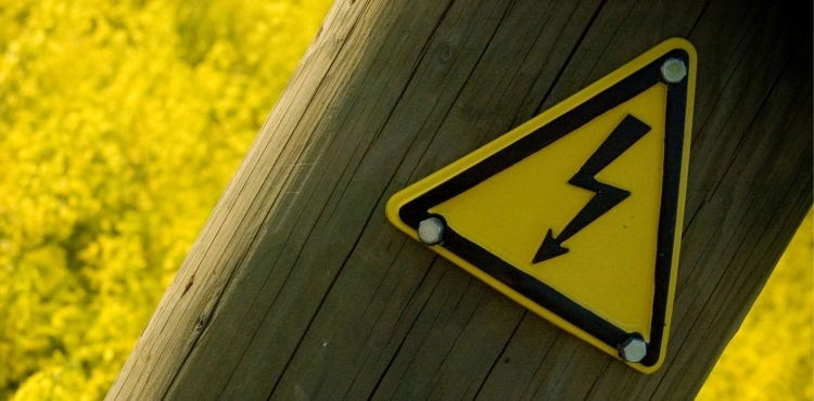 Consejos para evitar accidentes eléctricos en el hogar y en la calle.