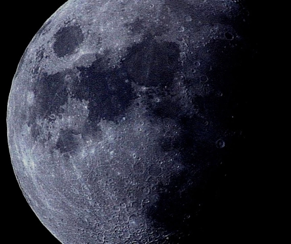 Descubren gigantesca reserva de agua en la Luna: ¿El nuevo recurso del espacio?