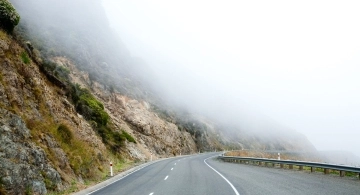 Conductores alertados: niebla densa y condiciones climáticas cambiantes en el Camino de las Altas Cumbres.