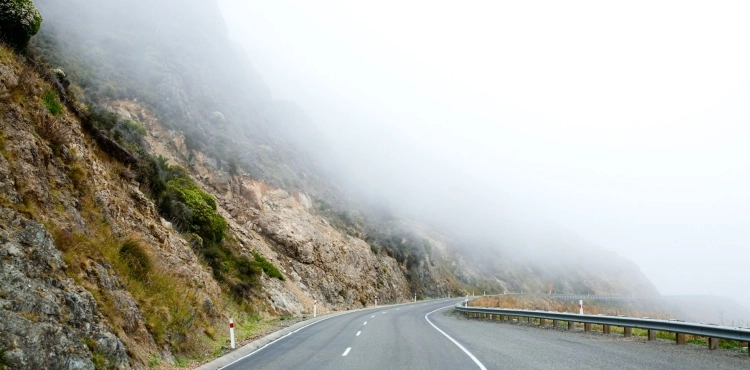 Conductores alertados: niebla densa y condiciones climáticas cambiantes en el Camino de las Altas Cumbres.