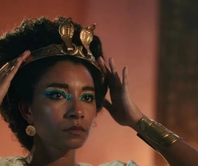 La controversia en torno a "La reina Cleopatra" de Netflix: Un debate sobre la representación histórica en los medios.