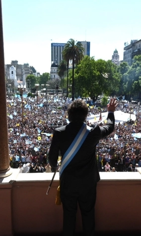 Javier Milei: Un Nuevo Rumbo para Argentina, Bajo la Bandera de la Libertad.